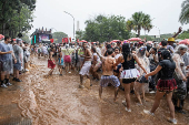 Sob forte chuva, folies se divertem com o bloco Agrada Gregos (SP)