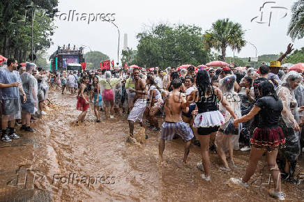 Sob forte chuva, folies se divertem com o bloco Agrada Gregos (SP)