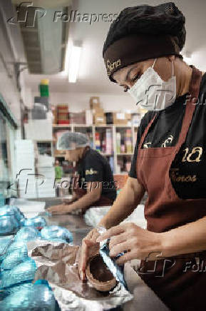 Linha de produo da fbrica de chocolate Di Siena, em Perdizes