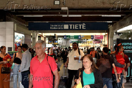 Intensa movimentao de passageiros na rodoviria do Tiet