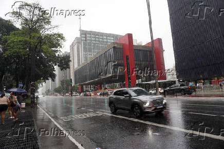 Pedestres enfrentam chuva na Avenida Paulsita, em So Paulo (SP)