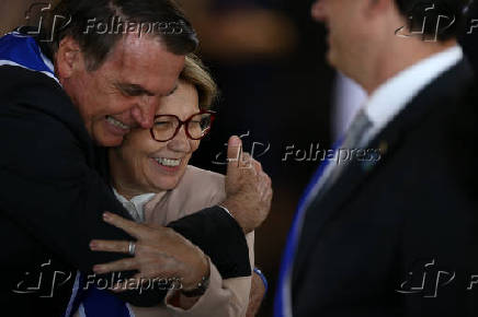 O presidente Jair Bolsonaro condecora a ministro Tereza Cristina (Agricultura)