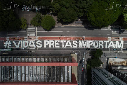 Manifestantes pintam frase #vidaspretasimportam na Avenida Paulista