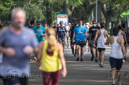 Pessoas caminham no parque Ibirapuera, em So Paulo