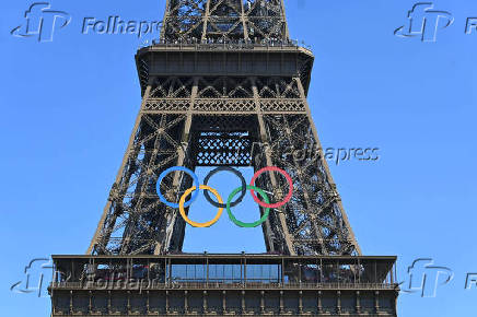 Aros Olmpicos na torre Eiffel
