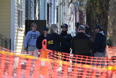 Agentes do fbi e do atf invadem uma residncia onde o suspeito shamsud-din jabbar ficou enquanto estava em nova orleans, louisiana, antes do ataque terrorista da bourbon street no dia de ano novo