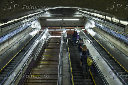 Escadas vazias na estao do metr Consolao