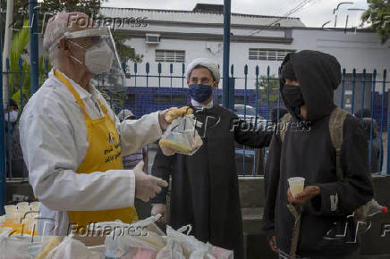 Religiosos unem esforos para ajudar populao de rua diante da Covid