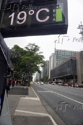 Pedestres enfrentam tarde gelada na Paulista