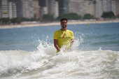 Deputado eleito Luiz Lima na praia de Copacabana (RJ)