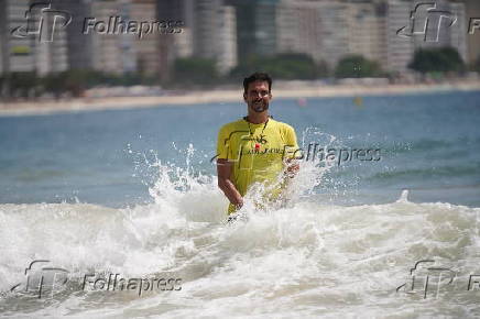 Deputado eleito Luiz Lima na praia de Copacabana (RJ)