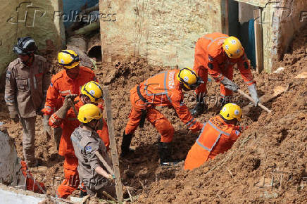 Bombeiros trabalham nos escombros de um desmoronamento, em Camaragibe (PE)