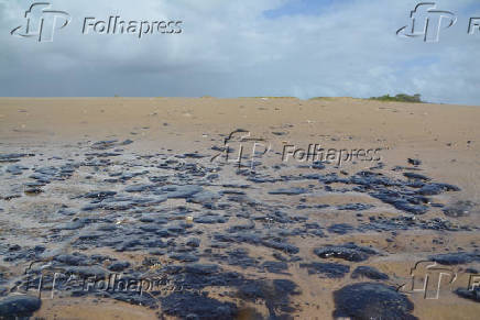 Manchas de leo atigem a praia do Viral, em Sergipe
