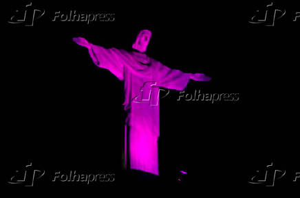 O monumento Cristo Redentor recebe iluminao de cor rosa