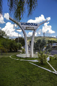 Totem com o nome do municpio na entrada de guas de Lindoia (SP)