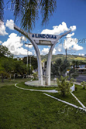 Totem com o nome do municpio na entrada de guas de Lindoia (SP)
