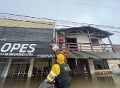 Agentes entregam comida para moradores em rea alagada de So Leopoldo (RS)