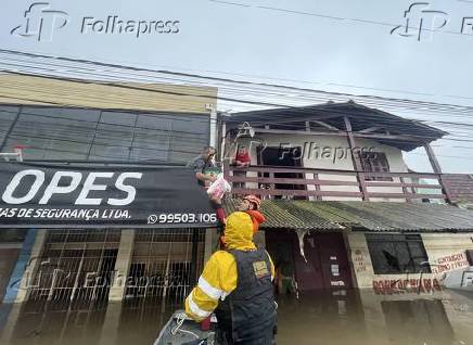 Agentes entregam comida para moradores em rea alagada de So Leopoldo (RS)