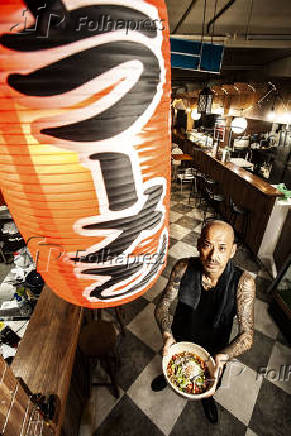 Retratos de Michihiko Shido, o Shin, um cozinheiro especializado em lmen