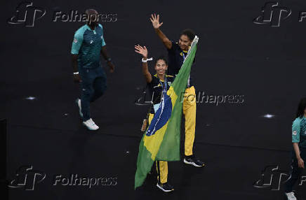 Duda e Ana Patricia foram porta bandeira do encerramento das Olimpadas 2024