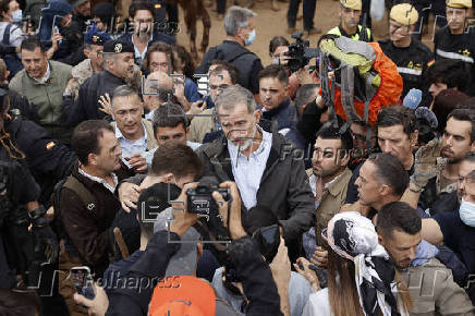 Insultos y lanzamiento de barro a la comitiva de los reyes al llegar al centro de Paiporta