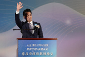 Taipei Mayor Chiang Wan-an waves to the guests at dinner before the annual city forum in Taipei