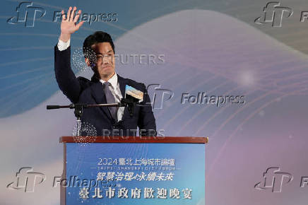 Taipei Mayor Chiang Wan-an waves to the guests at dinner before the annual city forum in Taipei