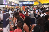 Movimentao intensa de passageiros  no saguo do Aeroporto de Congonhas