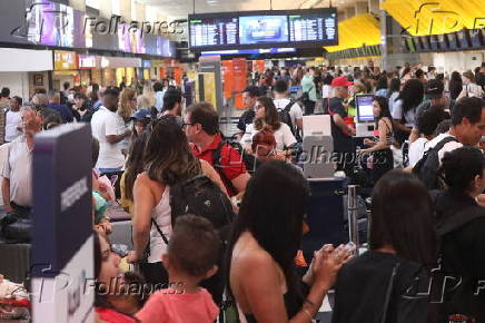 Movimentao intensa de passageiros  no saguo do Aeroporto de Congonhas