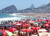 Praia de Copacabana lotada com banhistas e turistas