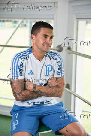 Dudu posa para foto no CT do Palmeiras 
