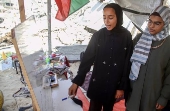 Crianas palestinas recebendo educao dentro de uma tenda escolar.