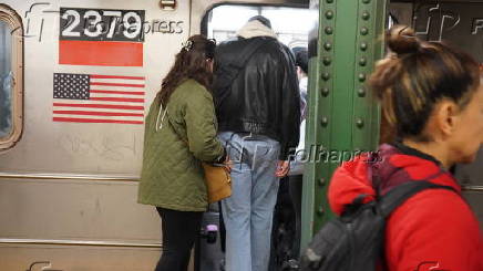 Os trens A e C que no funcionam causam confuso, congestionamento e atrasos para os passageiros na cidade de Nova York.