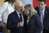 Lula conversa com Gleisi Hoffman sob o olhar do presidente do Senado, Davi Alcolumbre 