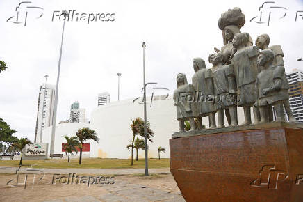 Memorial dos imigrantes, obra de Abelardo da Hora, em Recife