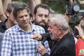Lula discursa em caminho de som em frente ao Sindicato dos Metalrgicos