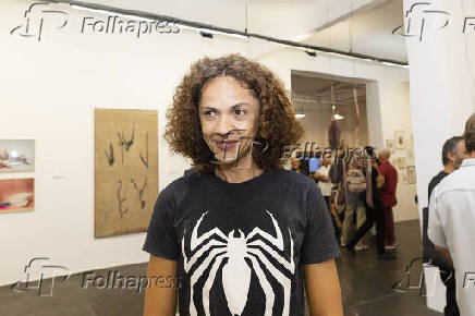 Artista Alexandre Heberte durante a inaugurao da Galeria 