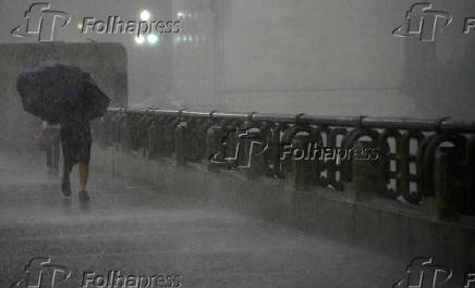 Pedestres enfrentam forte chuva em SP