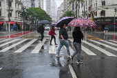 Pedestres Debaixo de Chuva no Centro de So Paulo