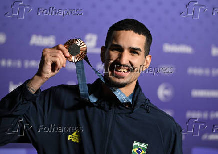 Netinho comemora a medalha de bronze no taekwondo