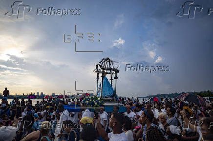 Decenas de devotos veneran a la Virgen de Regla en vsperas del da de la Patrona de Cuba