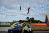 Women cross the border towards Brazil after leaving Venezuela