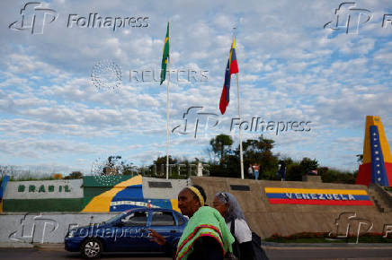 Women cross the border towards Brazil after leaving Venezuela