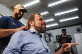 Boulos corta o cabelo em barbearia na Cidade Ademar