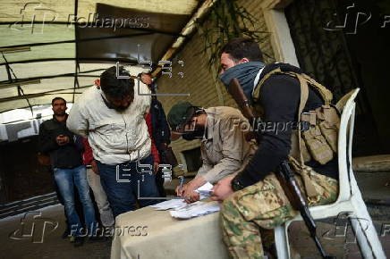 Former soldiers of the al-Assad regime register to settle the situation