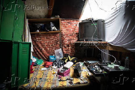 Interior de barraco onde morava adolescente torturado aps furto de chocolate