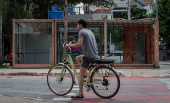 Ciclista diante de bicicletrio fechado na praa dos Arcos, em So Paulo