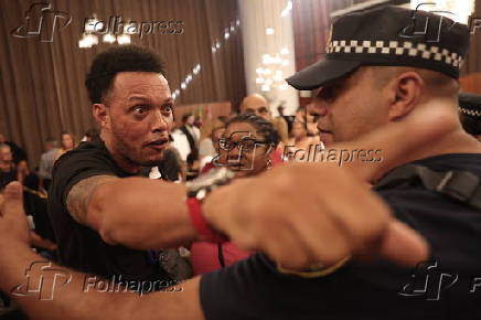 Manifestante discute com agente durante sesso da Cmara Municipal de SP