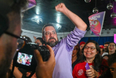 Guilherme Boulos comemora com eleitores A ida ao 2 com eleitores