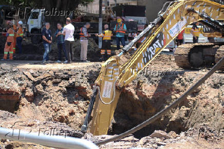 Solapamento abre cratera na Av. Doutor Gasto Vidigal em SP